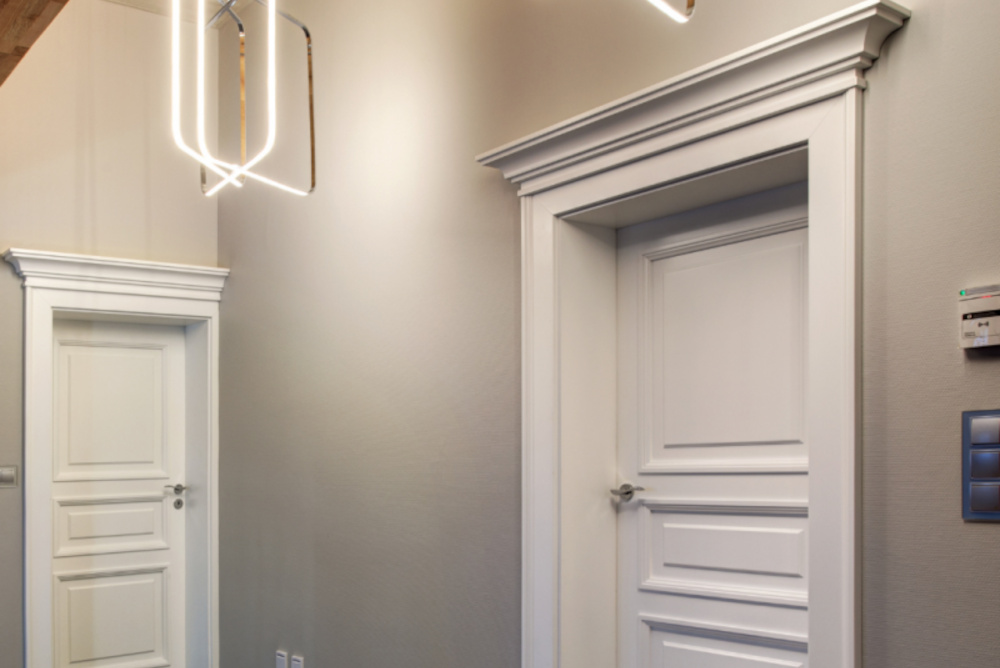 Gzymsy ozdobne w stylach klasycznych i nowoczesnych – jak dodać elegancji nadprożom drzwiowym